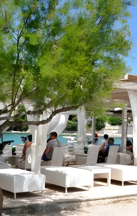 Mediterranean food, cocktails and evenings close to the water.